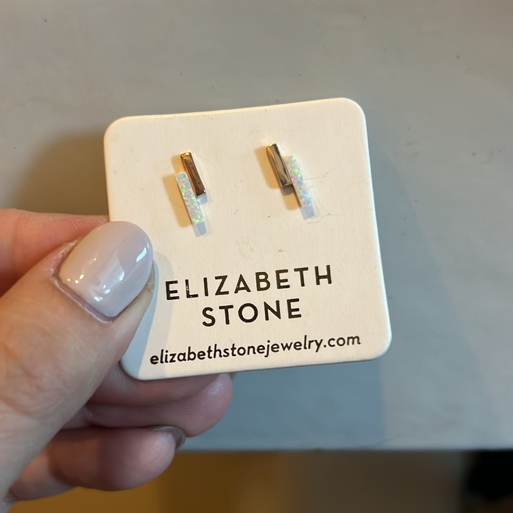 Parallel studs - Picture 2 of 3